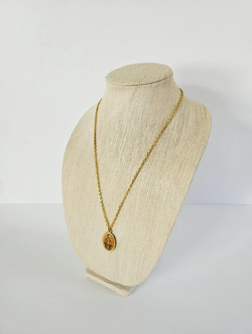 Vintage Virgin Mary Gold Tone Religious Prayer Medal Pendant Chain Necklace